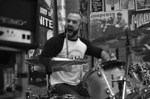 Martin spelar trummor i bandet Damien